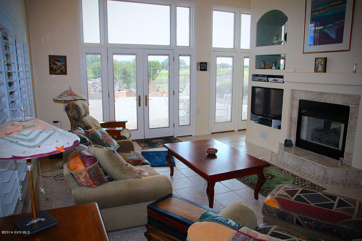 605 W Waterview Drive