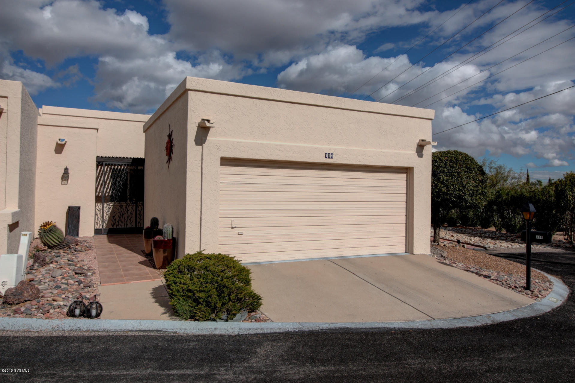 714 W Calle De Emilia