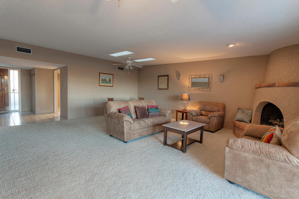 1060 W Camino Del Pato