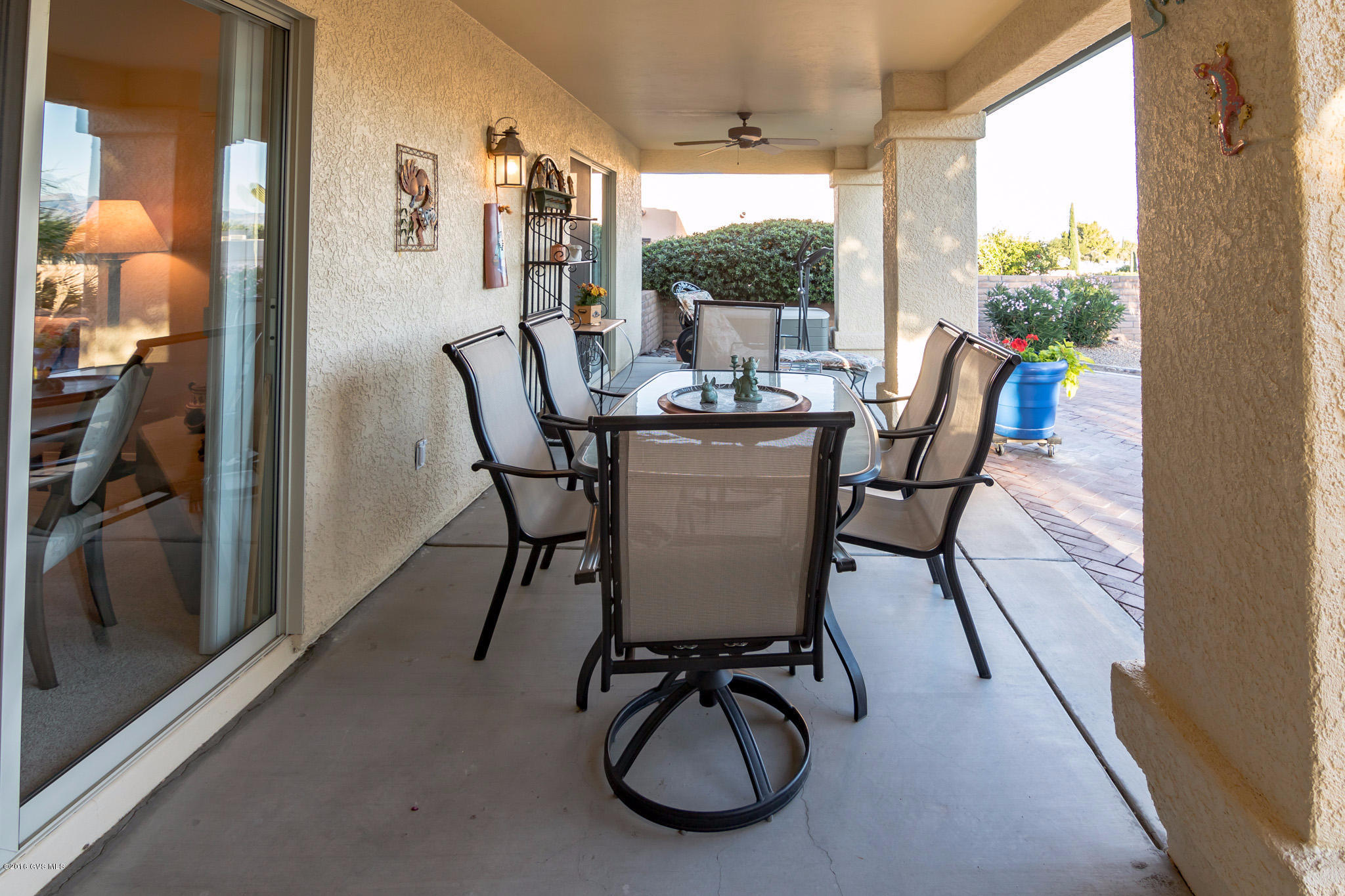 913 W Camino Tierra Libre