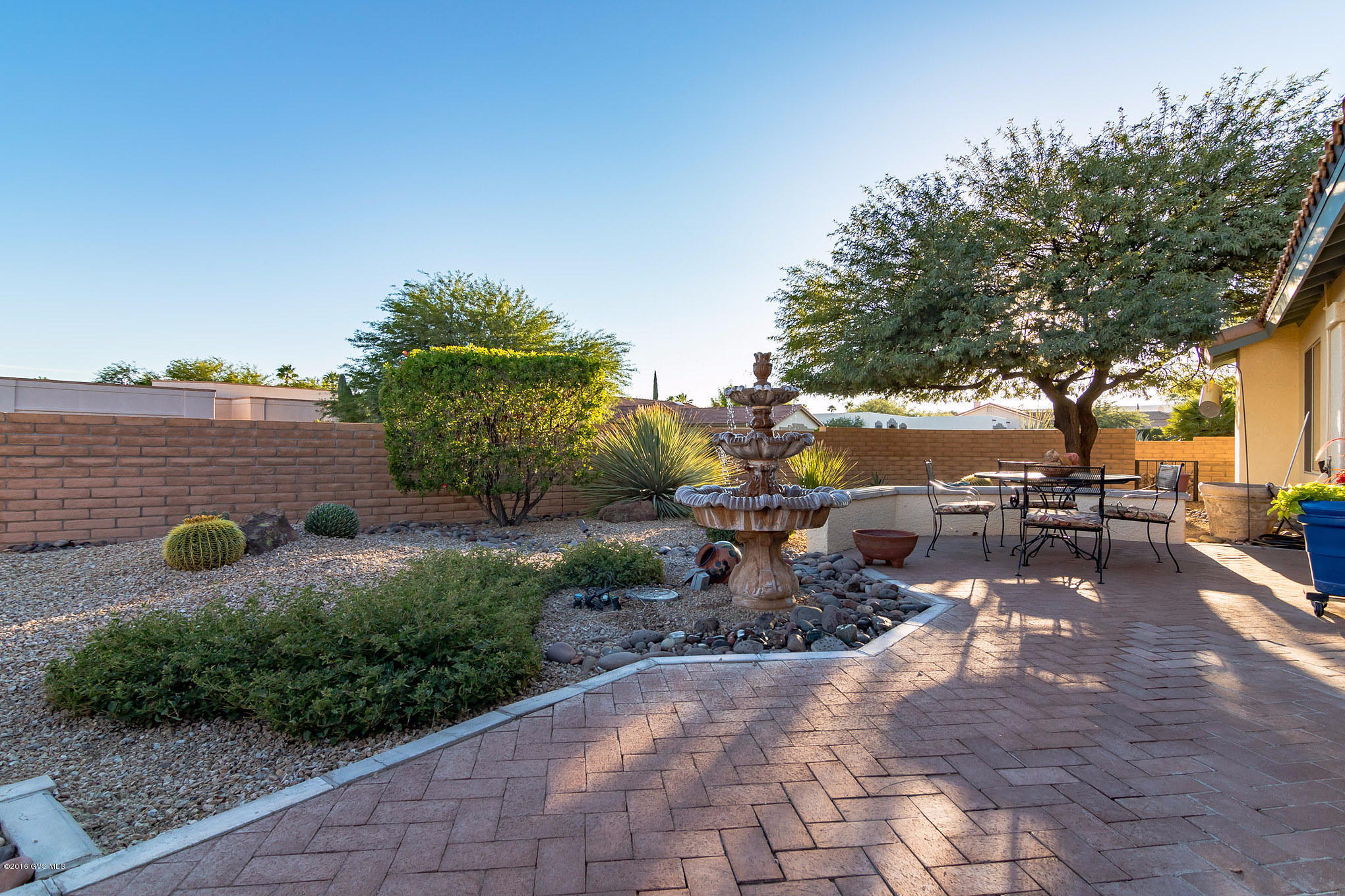 913 W Camino Tierra Libre