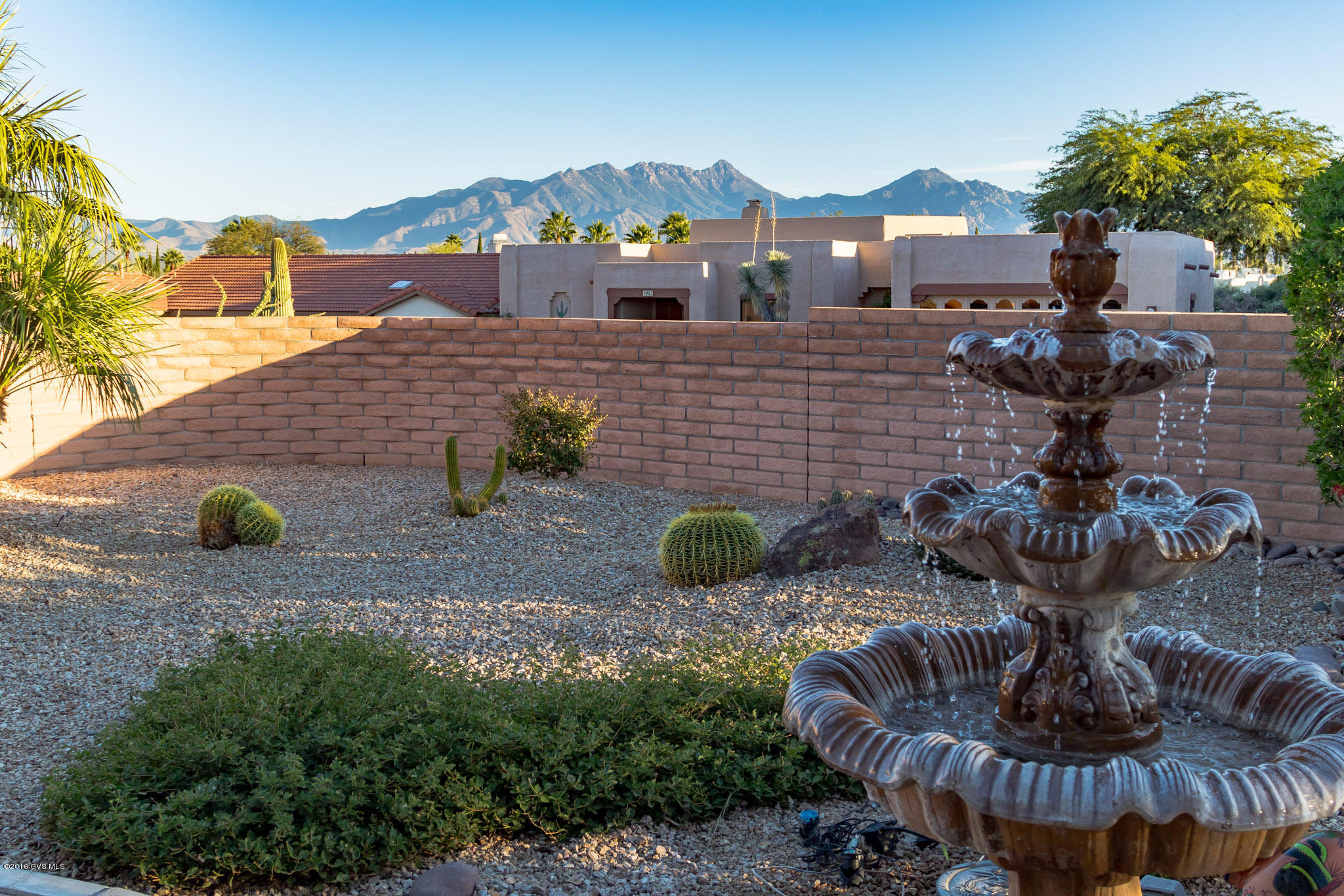 913 W Camino Tierra Libre