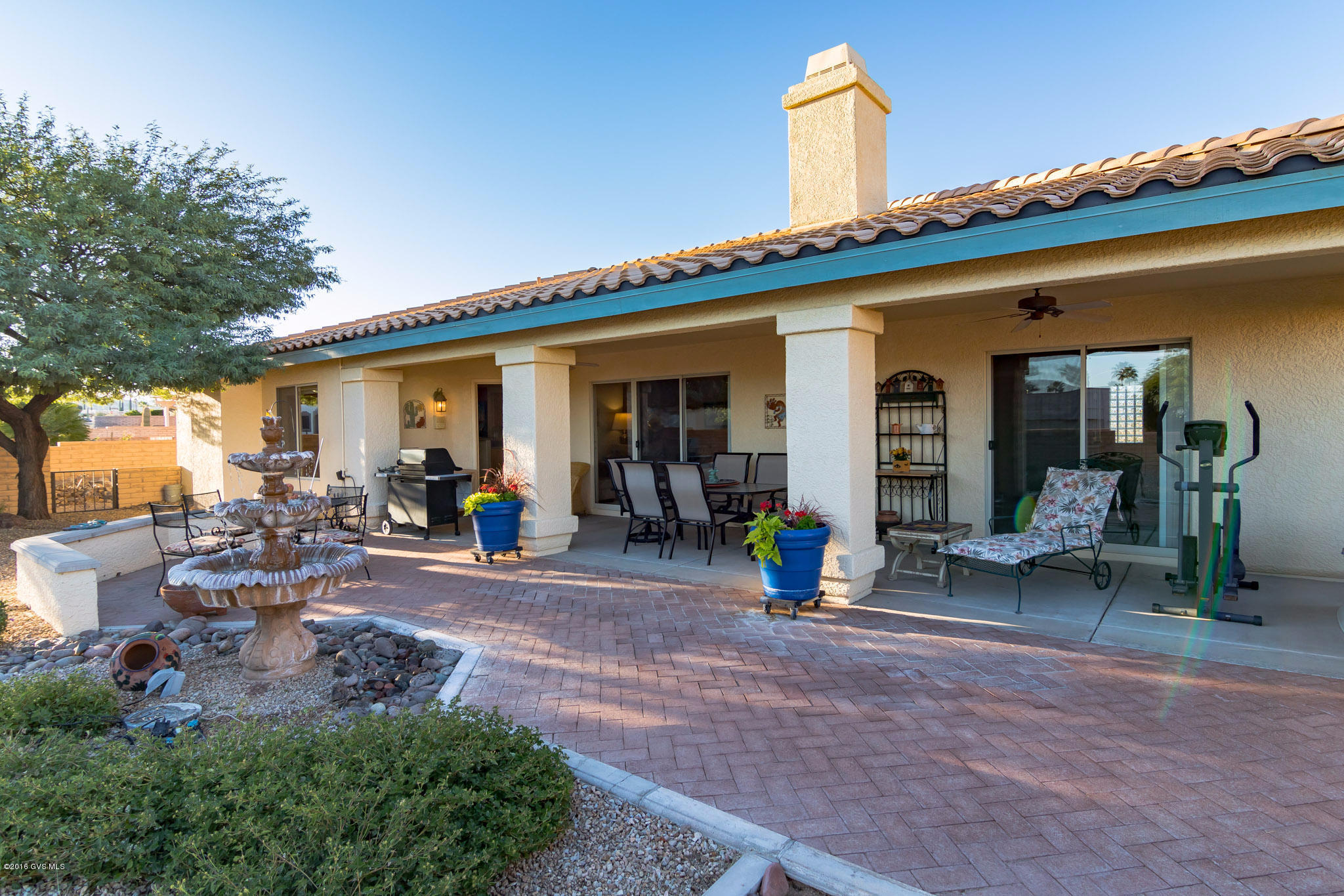 913 W Camino Tierra Libre