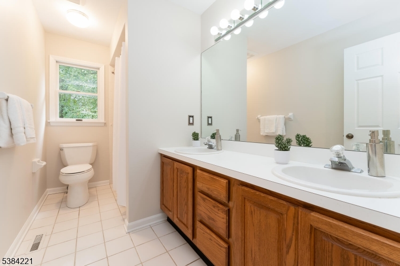 18 Bridle Path Dr
