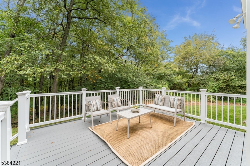 18 Bridle Path Dr