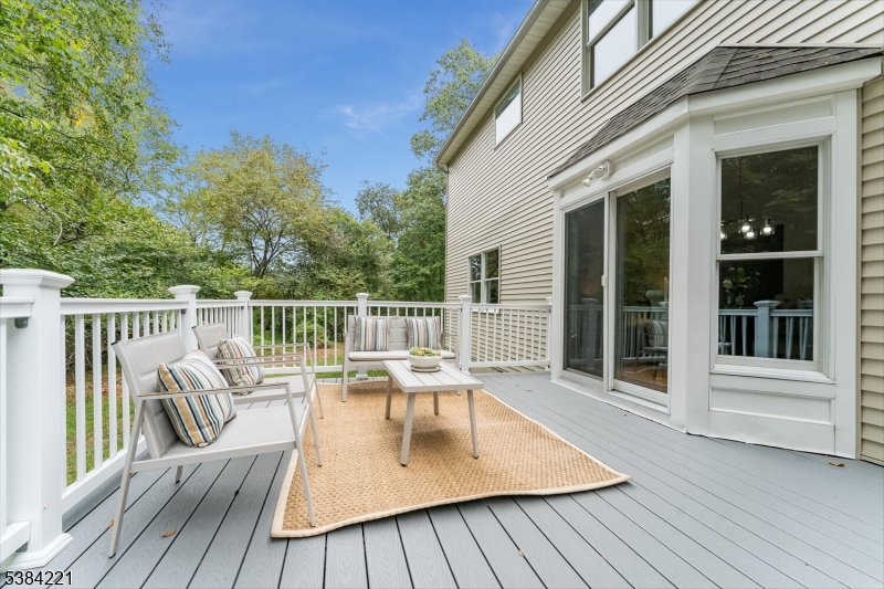 18 Bridle Path Dr