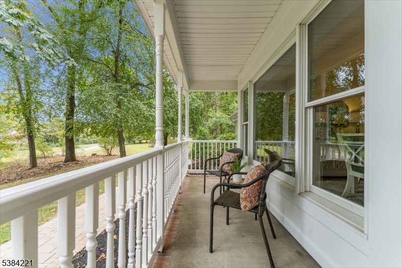 18 Bridle Path Dr