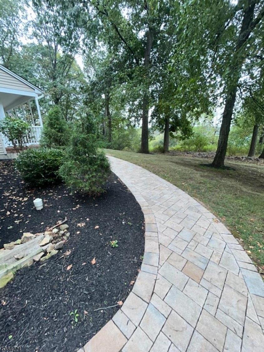 18 Bridle Path Dr