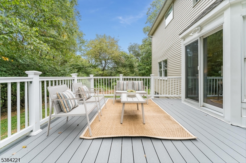 18 Bridle Path Dr