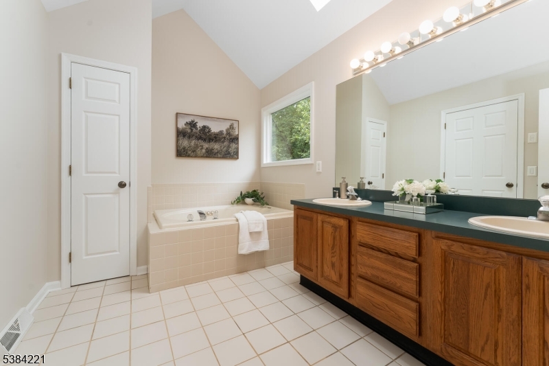 18 Bridle Path Dr