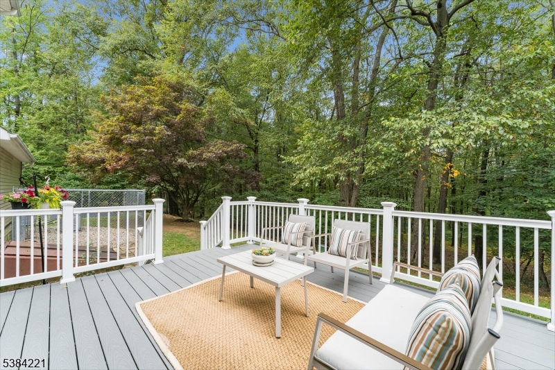 18 Bridle Path Dr