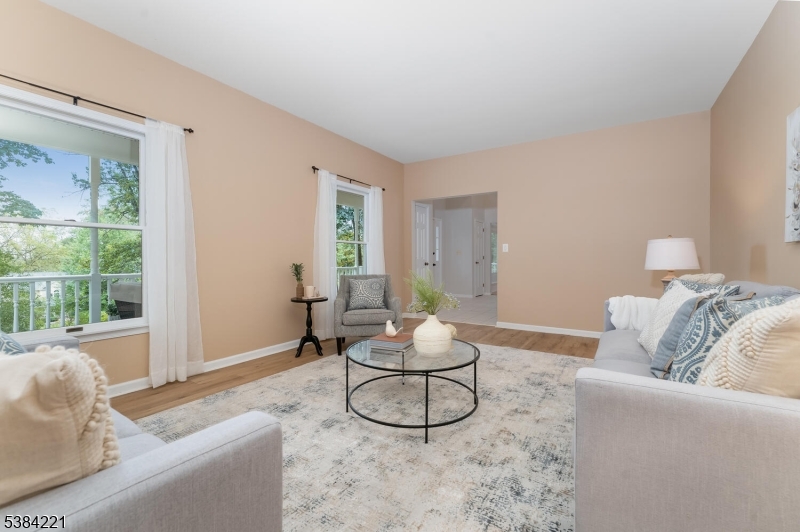 18 Bridle Path Dr