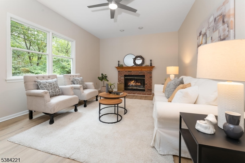 18 Bridle Path Dr