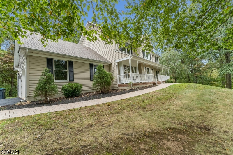 18 Bridle Path Dr