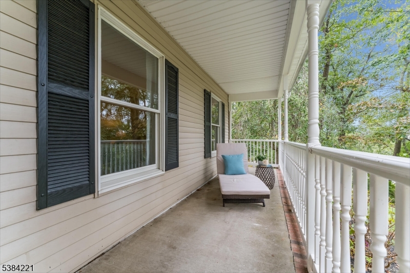 18 Bridle Path Dr