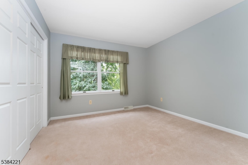 18 Bridle Path Dr