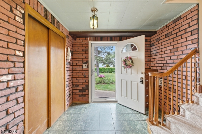 2 Moryan Rd