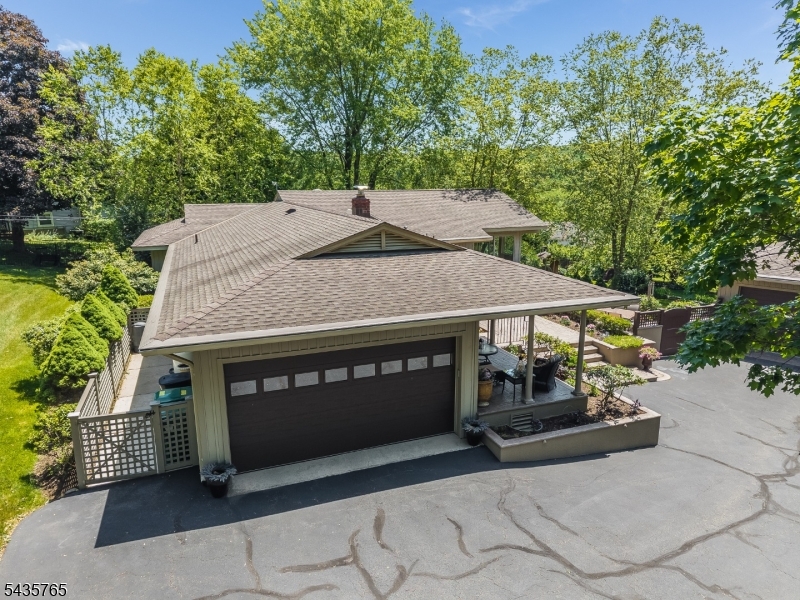219 W Valley Brook Rd