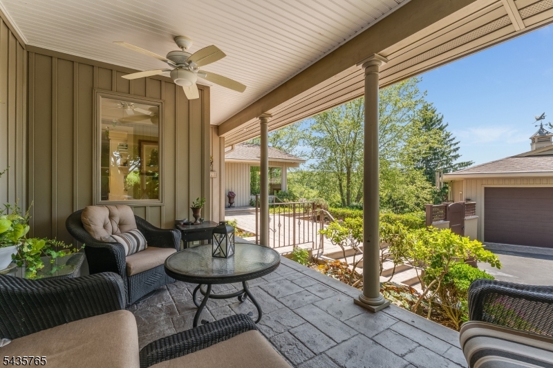 219 W Valley Brook Rd