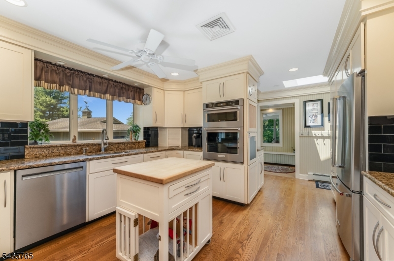 219 W Valley Brook Rd