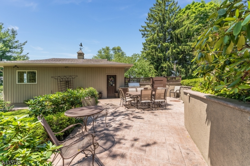 219 W Valley Brook Rd