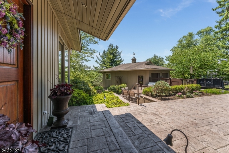 219 W Valley Brook Rd