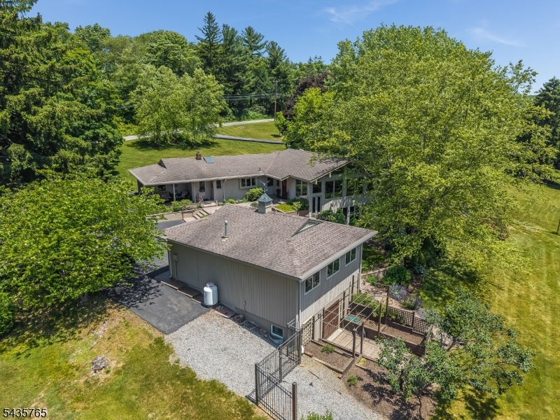 219 W Valley Brook Rd