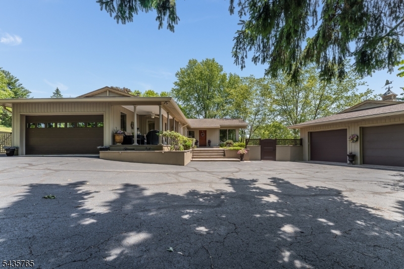 219 W Valley Brook Rd