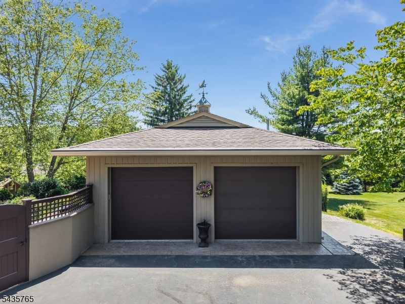 219 W Valley Brook Rd