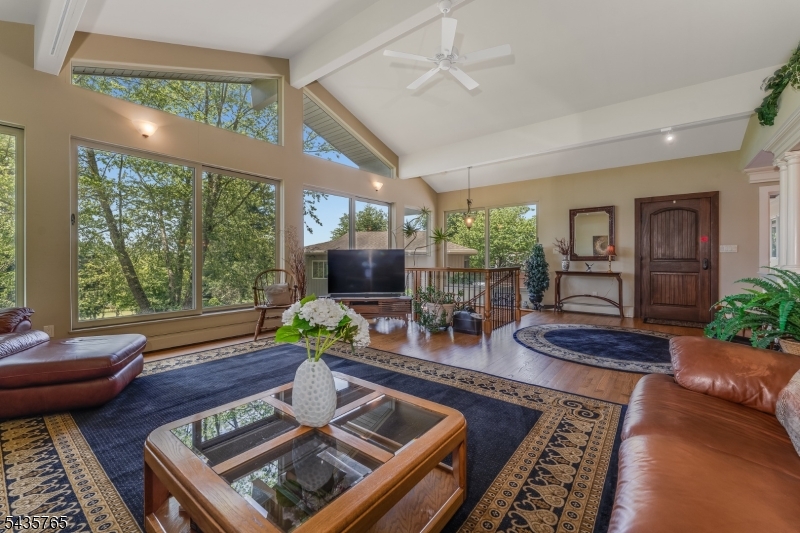 219 W Valley Brook Rd