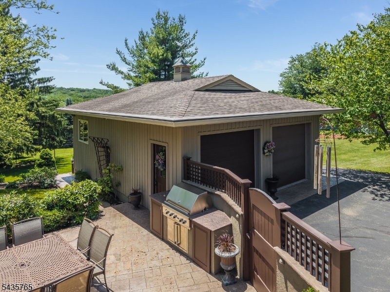 219 W Valley Brook Rd