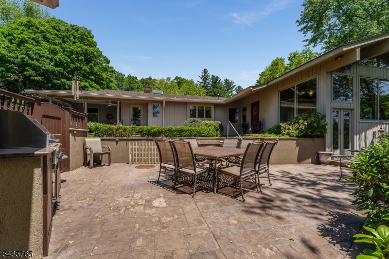 219 W Valley Brook Rd