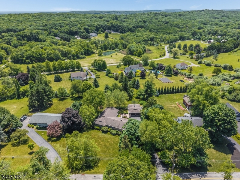 219 W Valley Brook Rd