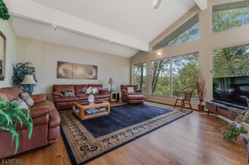 219 W Valley Brook Rd