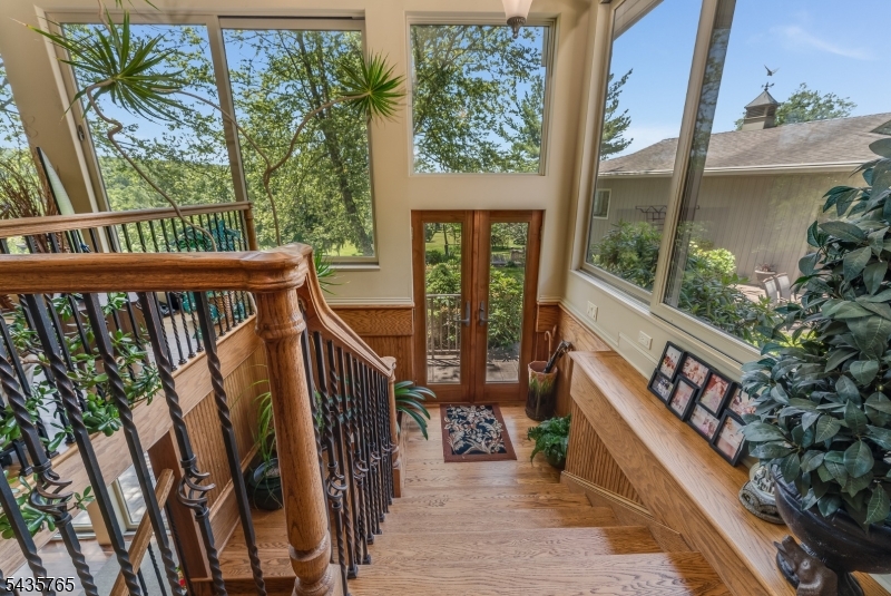 219 W Valley Brook Rd