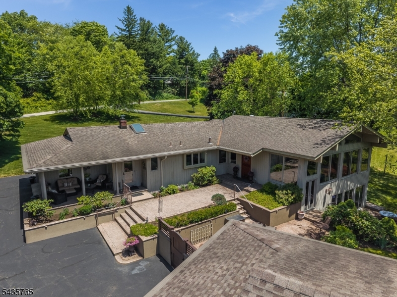 219 W Valley Brook Rd