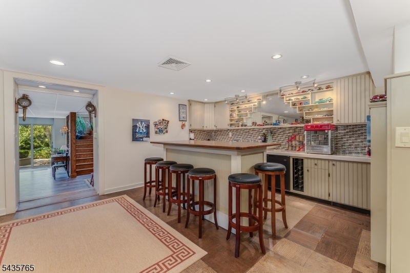 219 W Valley Brook Rd