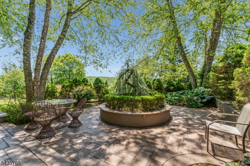219 W Valley Brook Rd
