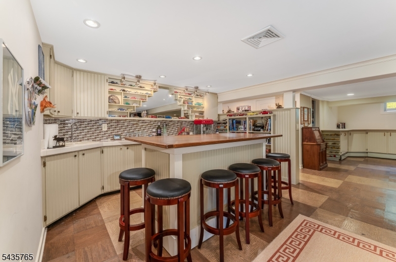 219 W Valley Brook Rd