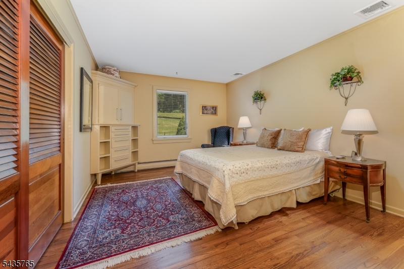 219 W Valley Brook Rd