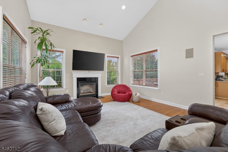 81 Crestview Dr