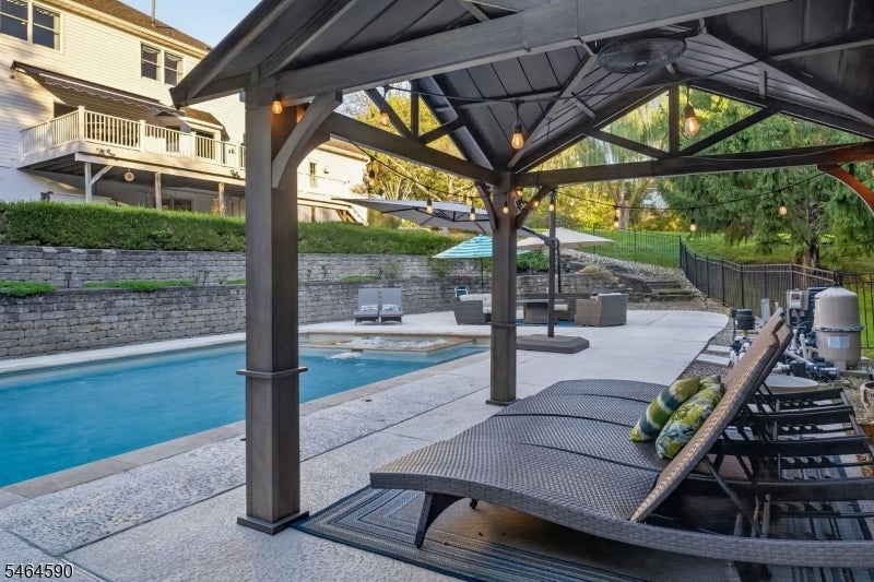 8 Chaucer Dr
