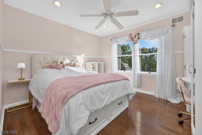 8 Chaucer Dr