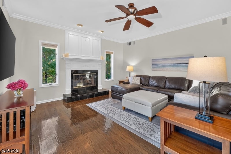 8 Chaucer Dr
