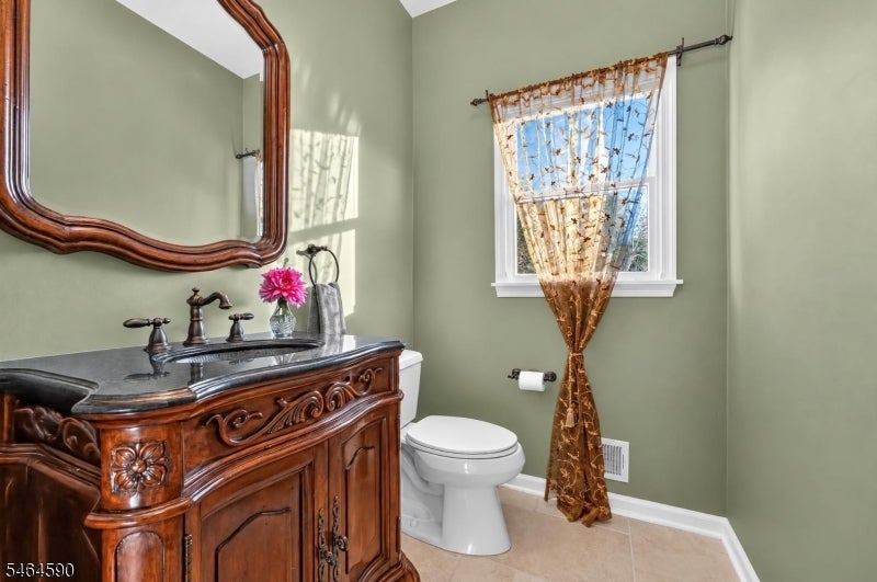 8 Chaucer Dr