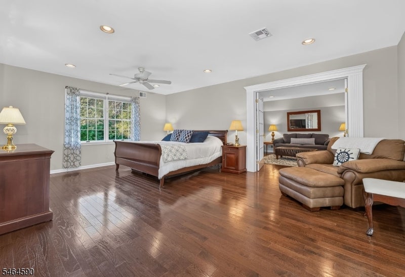 8 Chaucer Dr