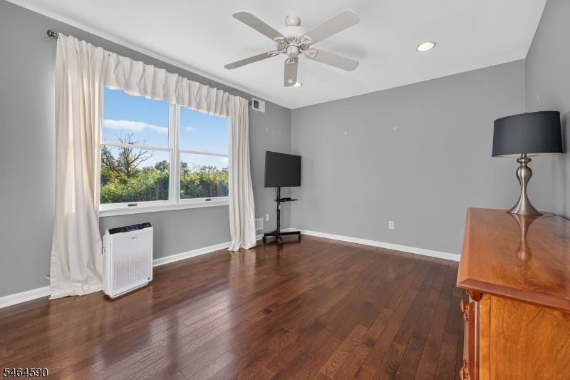 8 Chaucer Dr