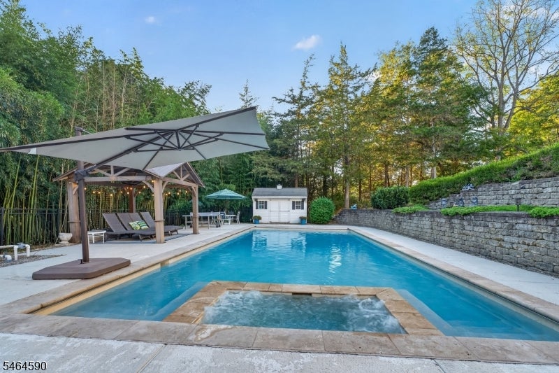 8 Chaucer Dr