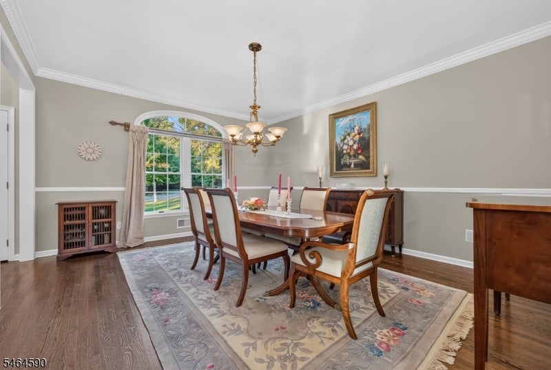8 Chaucer Dr