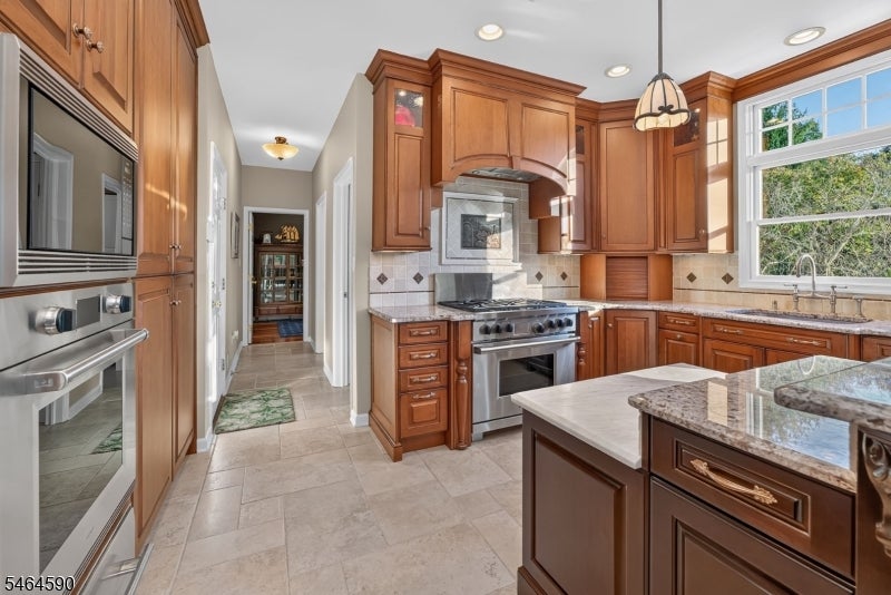 8 Chaucer Dr